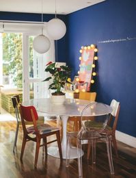 30. Parede azul na sala de jantar com mesa de jantar moderna – Por: Decor Fácil #paredeazul #pareceazulsala #paredeazulmarinho