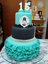 Lindos modelos de bolos decorados para festa de 15 anos, bolos com pasta americana, bolos fake decorados com flores, bolo rosa pink, azul, roxo e coloridos!
