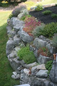 Rock Garden on retaining wall. … | Idée aménagement jardin, Jardin de rocaille, Amenagement jardin en pente