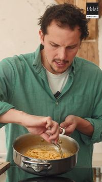 En manque d’inspiration et pressé par le temps ? Le chef Juan Arbelaez partage dans son dernier ouvrage "A table en 20 min chrono" (aux éditions Marabout côté Cuisine / Hachette France) des recettes simples réalisées en un tour de main, qui bousculent notre train train quotidien comme cette délicieuse recette de linguini à la " Juanithaï " ✨