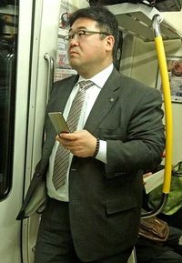 浮かない顔で帰宅中の可愛い親父リーマンさん。 仕事で失敗でもしたのかな?