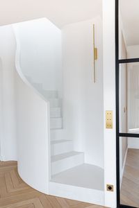 L'escalier pour accéder à l'étage de cet appartement en duplex d’environ 200m2, que nous avons entièrement rénové. Projet réalisé par l'agence CAROLINE ANDRÉONI. Crédit photo : Sophie Lloyd