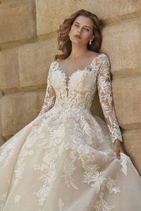 Para 2022, Demetrios rende homenagem à paixão e ao amor eterno na sua coleção de vestidos de noiva. Linhas e cortes repletos de elegância, intemporalidade e beleza, que enchem as medidas das noivas mais românticas. Inspira-te!