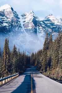 De weg naar Lake Moraine, Alberta, Canada. Een droomroute!