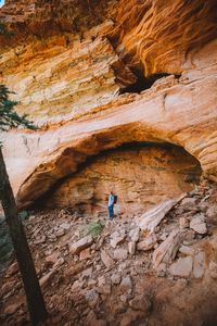 Discover amazing hikes in Sedona in this super detailed trail guide! We're sharing trail tips, the perfect Sedona packing list, and things to consider when out in the desert. Save this pin for your next vacation to Arizona! #sedona #arizona #hike #hiking #trails #desert #cathedralrock #devilsbridge #soldierspass