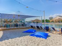 Rendez-vous chez Polpo, la nouvelle brasserie de Levallois-Perret, péniche sur les quais de Seine, pour un repas convivial en terrasse ou pour partager un verre autour du bar. Brunch tous les dimanches.