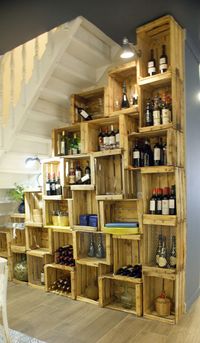 Estantería con cajas de madera bajo la escalera, en el bar/restaurante Los Templarios de Badajoz, por Artefactum.