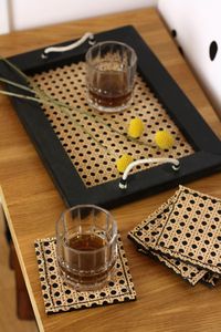 Dans la vidéo d'aujourd'hui, je vous montre commen réaliser ce joli plateau en cannage d'inspiration Mid century et ces dessous de verre assortis.