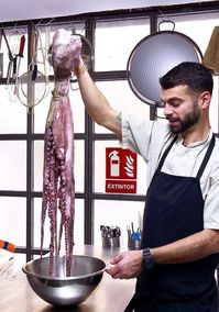 Mattia Sanchez, chef. Classe 1989, il suo percorso nella gastronomia inizia in Sardegna, dove nasce. Consapevole del bel bagaglio culinario che la sua terra gli ha donato non si ferma. Parte per Londra dove lavora in tanti ristoranti fusion e gourmet, uno fra questi è il Soho House.