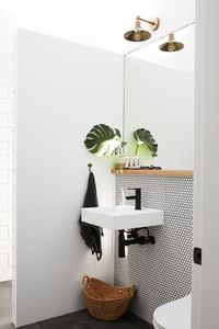 Modern small space bathroom in black and white #decor