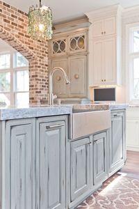 This Saint Simons Island, Georgia home by Dove Studio–kitchen and bath design and installation specialists out of Atlanta, is an absolute dream!! The soothing color palette echos the shades of the sea