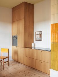 BASIS kitchen with fronts in and handles in light oak | Reform