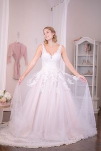 Finja ist eine Blush-farbende Schönheit aus Tüll, mit durchgehender, tiefer Corsage, zarten, spitzenbesetzten Trägern und runterlaufender Spitze in den fließenden Rock. Eine schmale Knopfleiste über dem Reissverschluss ziert den atemberaubenden Rückenausschnitt. Die klassische A-Linie kann - so wie jedes andere Brautkleid von Sanna Lindström - ganz nach eigenen Wünschen mitgestaltet werden. Mit dieser Traumrobe steht der märchenhaften Hochzeit nichts mehr im Wege ...