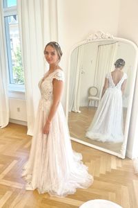 Unser Traumkleid und Bestseller 'Isabella' ist ein wahr gewordener Vintage-Traum! Das Brautkleid bietet ein mit Spitze besetztes Oberteil. Es hat einen tiefen, sexy Ausschnitt und kleine Flügelärmelchen. Der Rock besteht aus einem Blush Stretch-Lining, einer Lage Chantilly Spitze und Soffttüll, was den Rock so zart und fließend macht 🤩