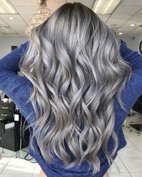 This dark silver grey hair is the perfect tone if you want to embrace your natural greys and add a little drama. 📸 tommyamazinghair