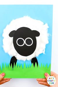 3D Spring Lamb for kids to make this Easter. With its woobly, bouncy head, this lamb is playful Easter or Spring Craft that kids will love. Simply download the printable lamb template to get started! @artycraftykids