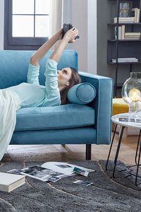 Convivial et sophistiqué, ce canapé Debra d'inspiration Mid Century (revisité aux goûts du jour) sera le centre d'attention de votre salon. Venez découvrir notre collection printemps été 2019. #KaveSS19 #design #meubles