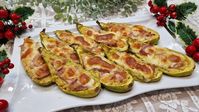 ZUCCHINE RIPIENE GRATINATE AL FORNO CON PROSCIUTTO E FORMAGGIO FILANTE - IMPOSSIBILE RESISTERE - "Le zucchine ripiene gratinate al forno sono un piatto della cucina italiana davvero versatile, possiamo servirlo come antipasto oppure secondo piatto. Se vogliamo prepararlo in versione vegetariana basterà semplicemente omettere il prosciutto cotto. Sono davvero golose e piacciono sia ai grandi che ai bambini. Le zucchine gratinate al forno sono una ricetta facile e golosa che si prepara in poco...