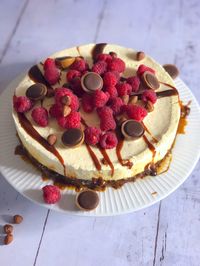 Toffifee islagkage kræver ikke de store at bakse sammen. Den minder utroligt meget om min Daim islagkage, men er altså blot baseret på Toffifee istedet. Lidt som min Toffifee cheesecake. Den er let at gå til, men en smule tidskrævende,...