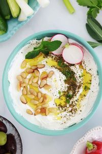 Recette du labneh maison, ou labné : fromage frais libanais. Economique et très facile à faire avec du yaourt nature (laban). Plus des conseils et des idées de recettes à base de labneh, salées et sucrées ! :) via @lacculinaire