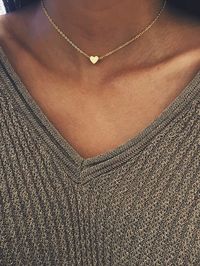 Un pequeño pendiente de corazón para todas las románticas. | 18 Divinas gargantillas que querrás comprar ahora mismo