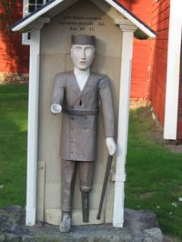 Ylöjärven Kurun kirkon vaivaisukko. Tämän 147 cm pitkän vaivaisukon valmistumisvuodeksi mainitaan 1855. Ukko muistuttaa Ruoveden ukkoa.