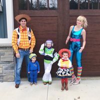 toy story halloween costume, family halloween costumes, group halloween costumes, toy story, family of 5 halloween, buzz lightyear hey it's jenna #halloween #costumes #groupcostumes