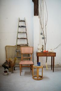 Mobiliario antiguo en una nave industrial en Murcia