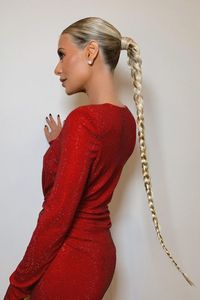 This long braided ponytail is a classic Christmas hairstyle that looks good on anyone. If you want to make it extra long you will need to buy some XXL extensions. 📸 justinemarjan