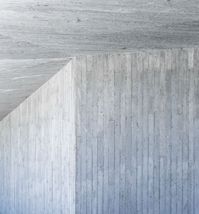 Beispiel einer gleichmässig ausgerichteten Brettschalung an Wand und Decke
