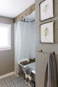 Cozy cottage farmhouse bathroom.