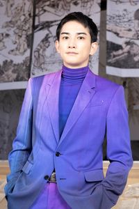 (画像2/8)【写真を見る】“北斎ブルー”のスーツをカッコよく着こなす町田啓太!