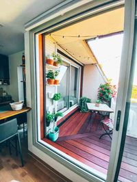 Transformation et aménagement de cette terrasse parisienne cosy et chaleureuse. En bois exotique, teck. Ce balcon, terrasse d'angle ouverte sur l'extérieur. Balcon de ce petit appartement / studio en région parisienne. Végétation, lanterne, bac de fleur, pot. Décoration, 2019, 2020, paris, Leroy Merlin, casa, construction, inspiration, bois, architecte, 30m2, 6m2, rénovation, coup de coeur, fonctionnelle, optimisé, blog, plantes, guirlande guinguette, baie vitrée, table chaise jardin, potager