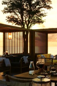 Cozy & Warm Restaurant Exterior Design. Stunning outside dinner experience with classy wood construction and yellow pendant lighting. #luxuryrestaurantdesing #restaurantdesign #luxurycafedecorations #cafedecorations #restaurantdecorations #outdoordining #outdoorrestaurant #woodconstruction
