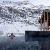 A luxury design hotel set in five newly built chalets around the original main building from the 1950s. Natural, local materials (wood, stone, felt, loden) adorn the interiors, which although modern give a cosy "lodge" feeling.