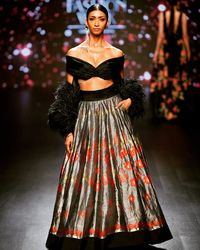 Lakshmi Rana on Instagram: “For @dollyjstudio #lMIFW @thefdci #showdirection @ashaandvidyun #makeupandhair @divarose21”