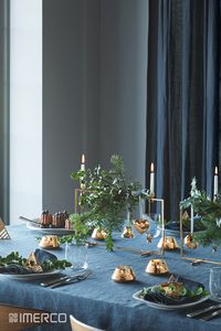 Lad dit julebord være i smukke blå toner og pynt det med Georg Jensens smukke juleelementer i guld. Brug gerne julepynten som en del af din borddækning, og de hængende Georg Jensen lysestager på midten af bordet til at skabe en hyggelig stemning.