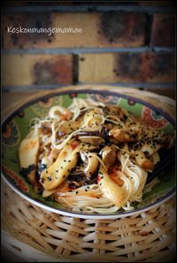 Keskonmangemaman?: Nouilles de blé sauce sweet chili , sésame noir et champignons
