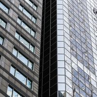 Ces deux buildings illustrent parfaitement l’évolution de la ville, entre la pierre et le verre, seule la technicité diffère. La photographie est disponible en impression haute-qualité. Si celle-ci vous intéresse pour orner les murs de votre intérieur, vous pouvez suivre le lien.