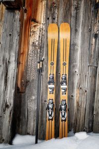 En marge du marché classique du ski, il existe une petite production française où l’excellence et l’exclusivité des produits sont la norme. Chaque hiver, prend naissance une production confidentielle de skis de prestige, fabriqués à la main.