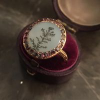 Georgian 18 carat gold flat cut garnet and dendritic agate ring, with scrolled engraved shoulders and inscription to reverse - for sale - DM for details #ringsofinstagram #ringstagram #showmeyourrings #ringoftheday #lovegold #garnetandgold #almandinegarnet #dendriticagate #showmeyourdreamring #georgianjewelry