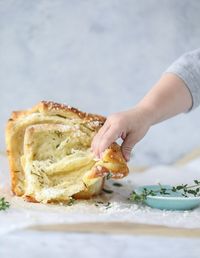roasted garlic parmesan herb pull-apart bread I howsweeteats.com #breads #garlicparmesan