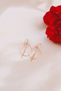La douceur de vivre avec des boucles d'oreilles dorées.