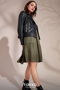 Eine Bikerjacke gehört in den Kleiderschrank jeder Frau. Doppelter Reißverschluss, Reverskragen und silberne Details geben der Lederjacke aus Kunstleder einen rockigen Look. Das Khaki des kurzen Stufenkleids passt perfekt dazu. Trotz der dunklen Farben lässt sich das Outfit auch im Sommer tragen. Einfach weiße Sneaker kombinieren. Endecke viele tolle Styling-Ideen auf unseren Pinnwänden oder im Onlineshop. Lass Dich inspirieren und viel Spaß beim Shoppen. #günstig #damenmode