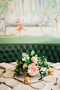 blush and ivory centerpieces in gold compotes at Brennan’s in New Orleans ~ cafe au lait dahlias, roses, and Queen Anne’s lace ~ leafandpetalnola.com