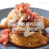 ¡Una opción fácil y rápida! Olvídate tantito de la tortilla y anímate a preparar esta receta de Quesadillas o empanadas fritas de plátano con carne y queso.