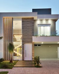 Fachada de sobrado contemporâneo com pé direito valorizado por elementos decorativos!