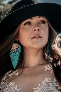 Bridal feather earrings handcrafted by @caseycurtisdesigns western cowgirl boho wedding inspiration photo by @ladywestphotography
