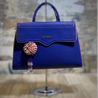 Borsa realizzato in ecopelle con pon-pon rosa, di alta qualità. Scritta Love Moschino frontale. Materiale interno: tessuto. Chiusura con bottone magnetico su patta. Completo di sacco anti polvere con logo "Love Moschino".
