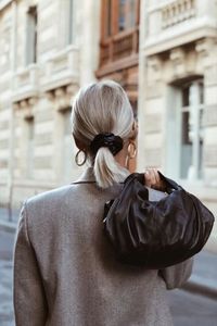 Who said you can't do a ponytail with short hair? This low, centre-parted pony is perfect for for anyone rocking a bob. 📸 vanessahong via IG